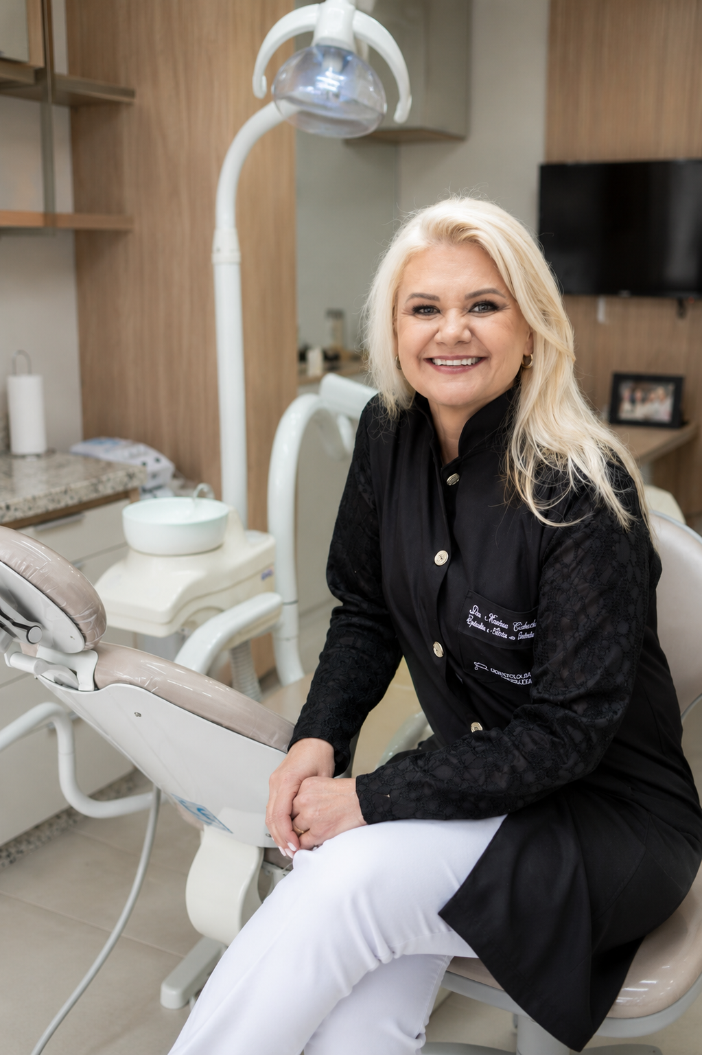 Dra. Karina sentada na cadeira odontológica