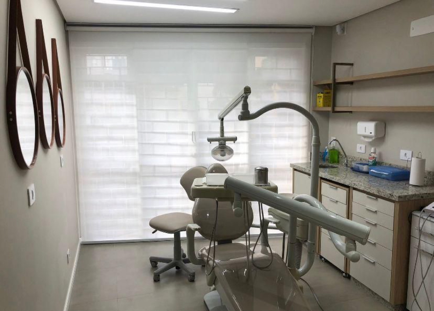 Sala clínica com cadeira odontológica