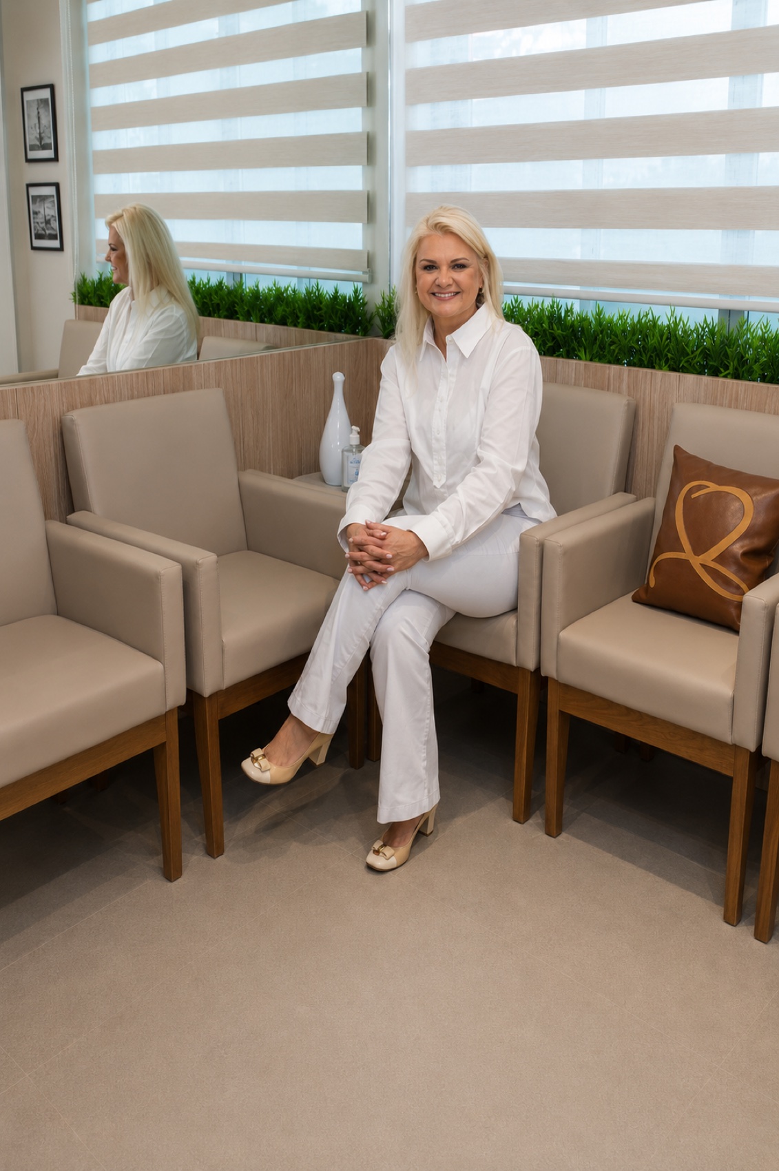 Dra. Karina Cichocki na sala de espera do consultório