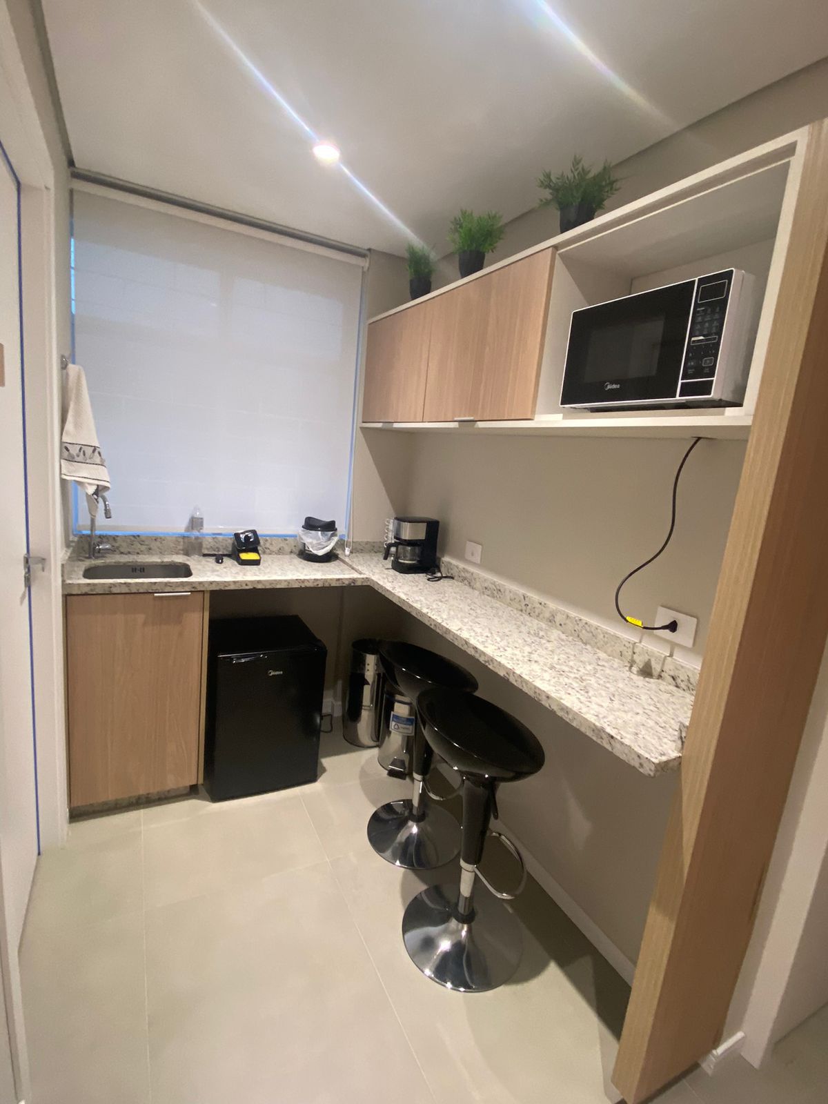 Área de apoio do consultório com bancada e equipamentos